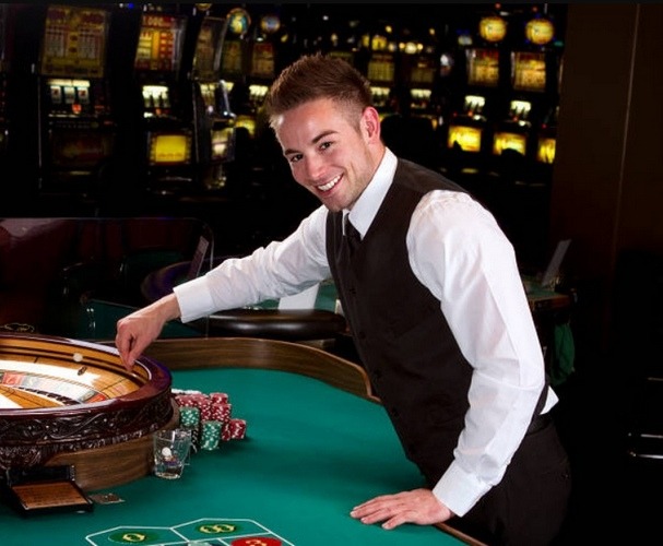 Крупье в казино Dealers work night shifts